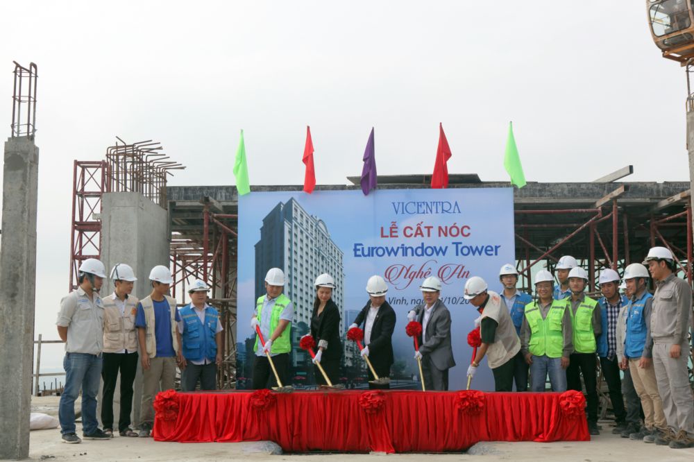 Đại diện chủ đầu tư và các đơn vị thi công tiến hành đổ bê tông tầng cuối cùng của tòa tháp