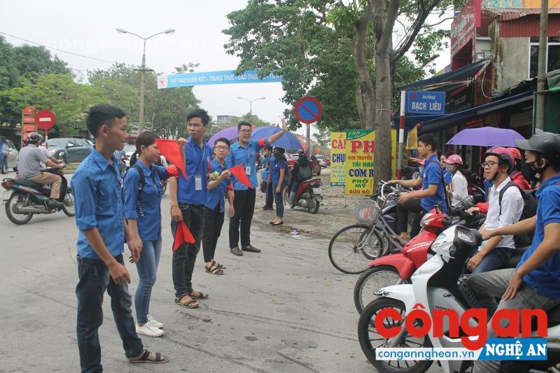 Đội sinh viên tình nguyện đảm bảo ATGT vào giờ cao điểm