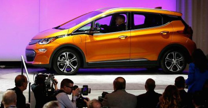 Xe chạy xăng còn lâu mới 'chết' vì xe điện