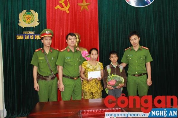 Bàn giao cháu bé 13 tuổi sau hai ngày thất lạc