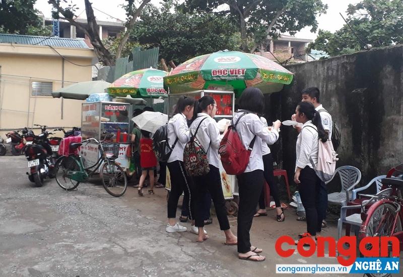 Giải quyết tình trạng thực phẩm bẩn bủa vây các cổng trường học