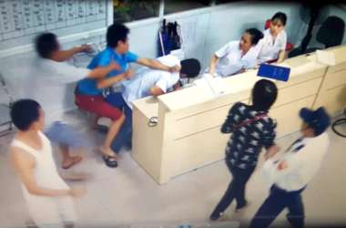 Liên tiếp xảy ra các vụ hành hạ dã man bác sĩ đang làm nhiệm vụ