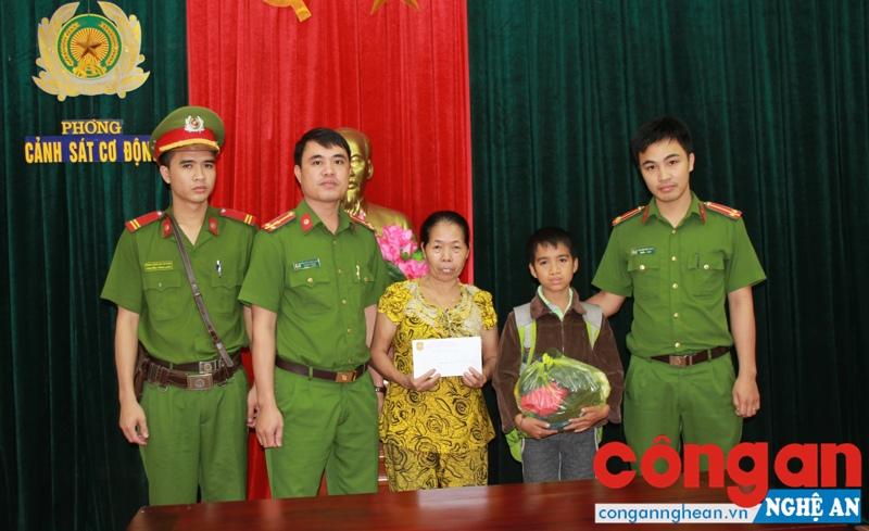 Nghĩa cử cao đẹp của chiến sỹ Công an