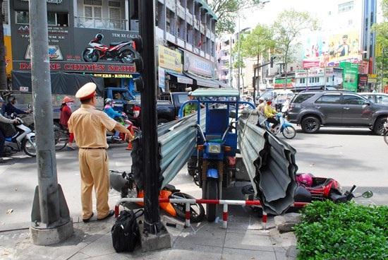 Hiểm họa khó lường từ những chiếc xe chở tôn, sắt thép