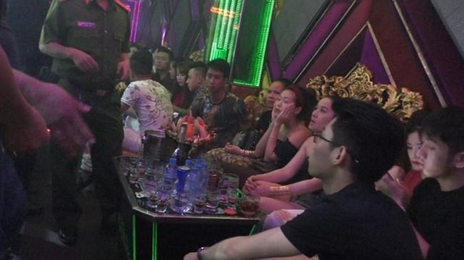 Phát hiện gần 500 'dân bay' đang lắc lư điên cuồng trong bar