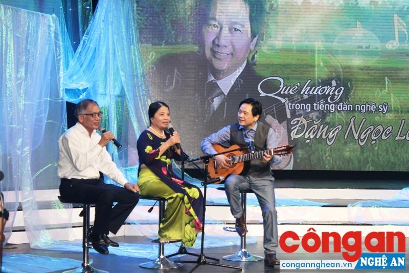GS, nghệ sỹ Đặng Ngọc Long trình bày ca khúc Lưu bút tuổi học trò cùng với những người bạn học THPT