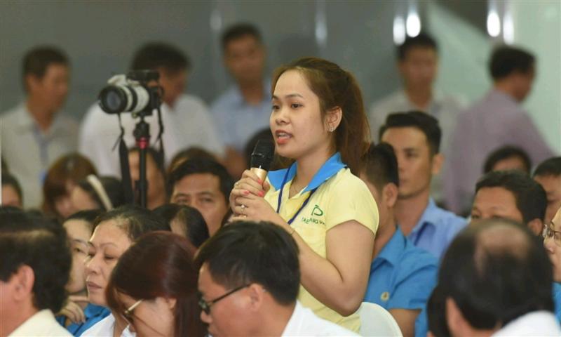 Các công nhân kiến nghị với Thủ tướng. Ảnh: VGP/Quang Hiếu