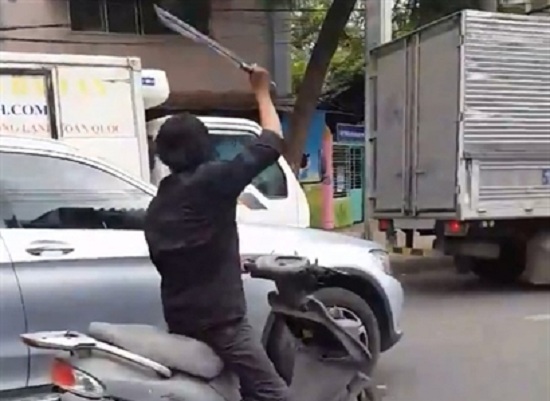 Kẻ dùng mã tấu chém rụng hàng loạt gương ô tô dương tính với ma túy