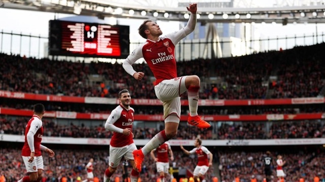 Ghi 2 bàn trong 7 phút, Arsenal ngược dòng đánh bại Swansea