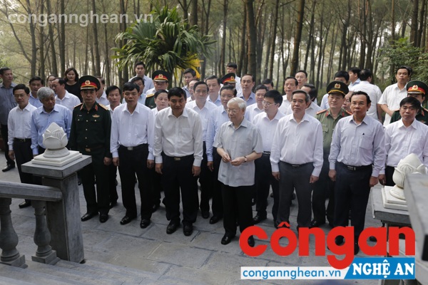 Dâng hương, dâng hoa tại Khu lăng mộ Bà Hoàng Thị Loan - thân mẫu Bác Hồ