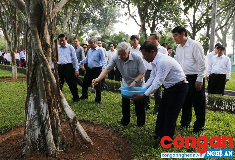 Đồng chí Tổng Bí thư trồng cây trong khuôn viên Khu di tích Kim Liên, Nam Đàn