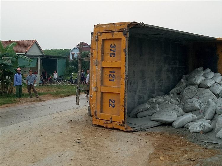 Xe lật, xi măng đổ ra đường, cô gái bị xe đè tử vong tại chỗ