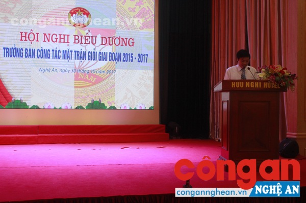 Công bố quyết định khen thưởng của UBND tỉnh cho các Trưởng ban công tác mặt trận giỏi