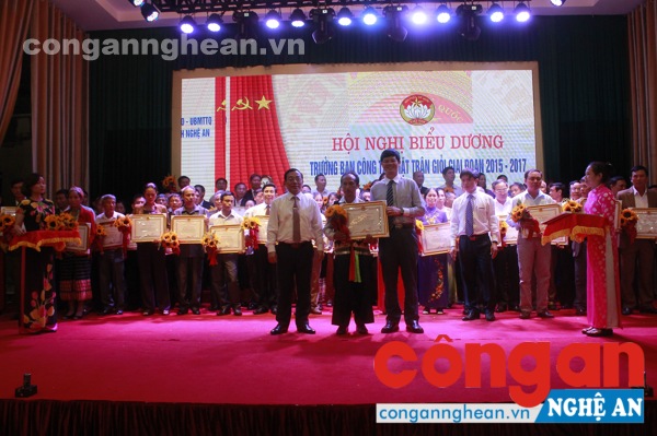 Biểu dương Trưởng ban công tác mặt trận giỏi là người dân tộc thiểu số