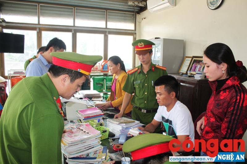 Tiến hành khám xét tại nhà Nguyễn Văn Tuấn