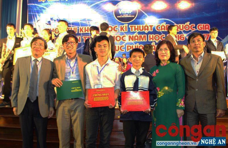 Thầy giáo trẻ truyền lửa đam mê sáng tạo khoa học kỹ thuật cho học sinh