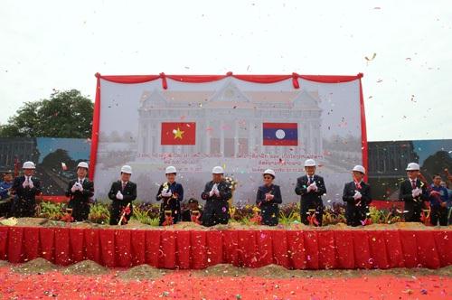 Các đại biểu thực hiện nghi thức khởi công dự án. Ảnh: VGP/Xuân Tuyến