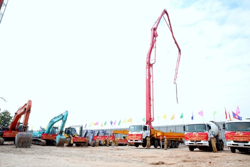 Binh đoàn 11 (Bộ Quốc phòng Việt Nam) - đơn vị được giao Tổng thầu xây dựng Nhà Quốc hội Lào- đã tập trung phương tiện, xe máy sẵn sàng thực hiện việc xây dựng công trình với chất lượng cao nhất. Ảnh: VGP/Xuân Tuyến