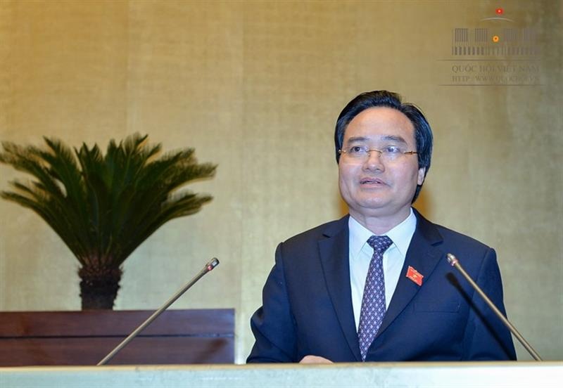 Bộ trưởng Bộ giáo dục và Đào tạo Phùng Xuân Nhạ trình bày Tờ trình Ảnh: Đình Nam