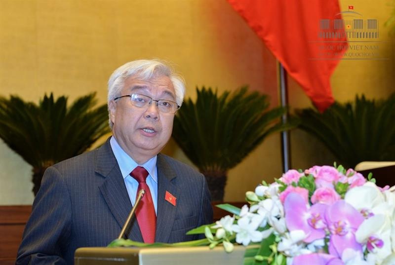 Chủ nhiệm Ủy ban Văn hóa, Giáo dục, Thanh niên, Thiếu niên và Nhi đồng Phan Thanh Bình trình bày Báo cáo thẩm tra