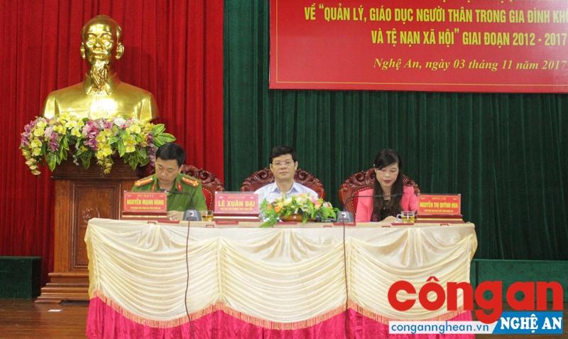 Đồng chí Lê Xuân Đại, Ủy viên BTV Tỉnh ủy, Phó Chủ tịch Thường trực UBND tỉnh; đồng chí Đại tá Nguyễn Mạnh Hùng, Ủy viên BTV Đảng ủy, Phó Giám đốc Công an tỉnh; đồng chí Nguyễn Thị Quỳnh Hoa, Phó Chủ tịch Hội LHPN tỉnh Nghệ An chủ trì Hội nghị