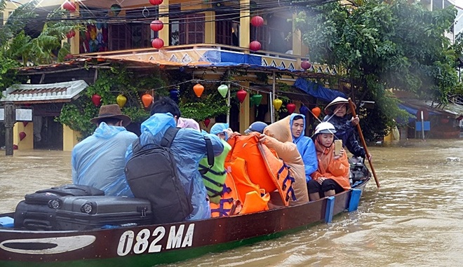 Di dời người dân Hội An đến nơi an toàn.