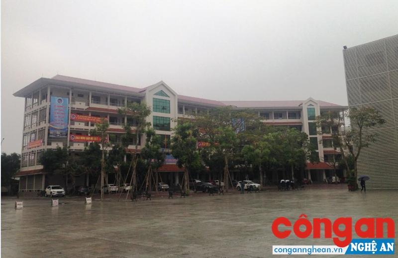 Kỷ luật khiển trách Hiệu trưởng Trường THPT chuyên Đại học Vinh