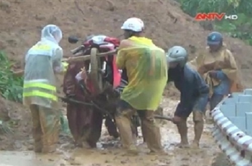 Công an gánh xe, cõng dân thoát điểm sạt lở