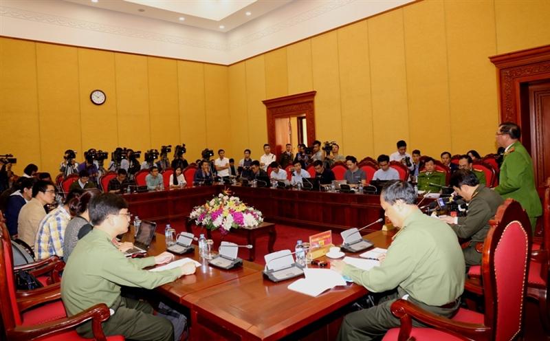 Toàn cảnh buổi họp báo.