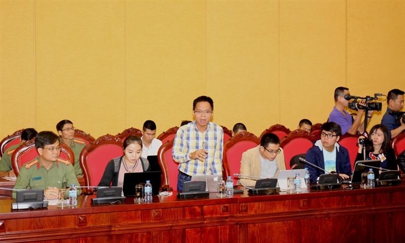 Phóng viên đặt câu hỏi tại buổi họp báo.
