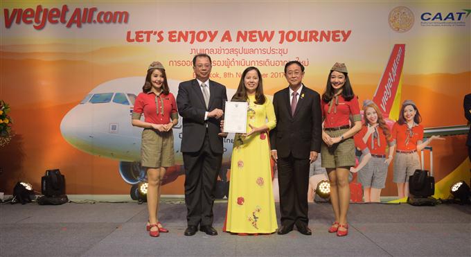 Ông Arkhom Termpittayapaisit, Bộ trưởng GTVT Thái Lan (thứ 2, phải) và ông Chula Sukmanop, Cục trưởng Cục hàng không Thái Lan (thứ 2, trái) trao chứng chỉ AOC mới cho đại diện lãnh đạo Thái Vietjet (giữa)