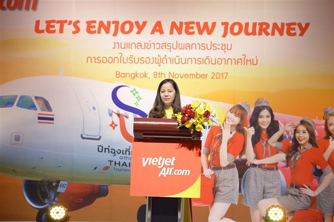 Bà Nguyễn Thị Thuý Bình, Chủ tịch HĐQT Vietjet, thông báo về chứng chỉ AOC và công bố đường bay quốc tế mới của hãng