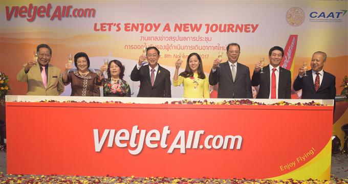 Bà Nguyễn Thanh Hà, Chủ tịch Vietjet (thứ 3, trái), ông Nguyễn Hải Bằng, Đại sứ Việt Nam tại Thái Lan (thứ 2, phải) cùng các quan chức cấp cao Thái Lan và lãnh đạo Thái Vietjet chúc mừng cho chặng đường phát triển mới của Vietjet tại Thái Lan