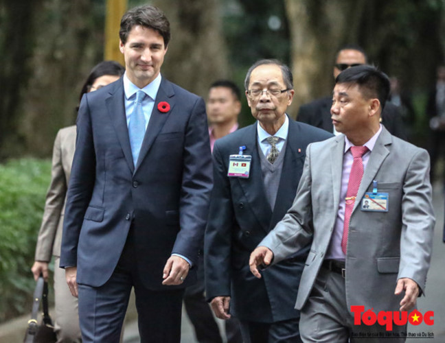   Giám đốc Khu di tích Phủ Chủ tịch Nguyễn Văn Công đã giới thiệu với Thủ tướng Canada về con đường mang tên “Đường xoài”- nơi ngày xưa, Chủ tịch Hồ Chí Minh thường tập thể dục vào mỗi buổi sáng và bách bộ sau giờ làm việc buổi chiều. Đây cũng là con đường Người đi bộ từ nhà sàn ra tiếp khách ở giàn hoa và Phủ Chủ tịch. (ảnh: Tổ Quốc)