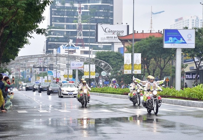 Dẫn đoàn trong mưa (Ảnh: Thân Lai)
