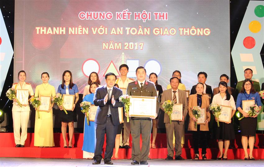 Công an Nghệ An đạt giải Nhất Chung kết Hội thi Thanh niên với ATGT năm 2017