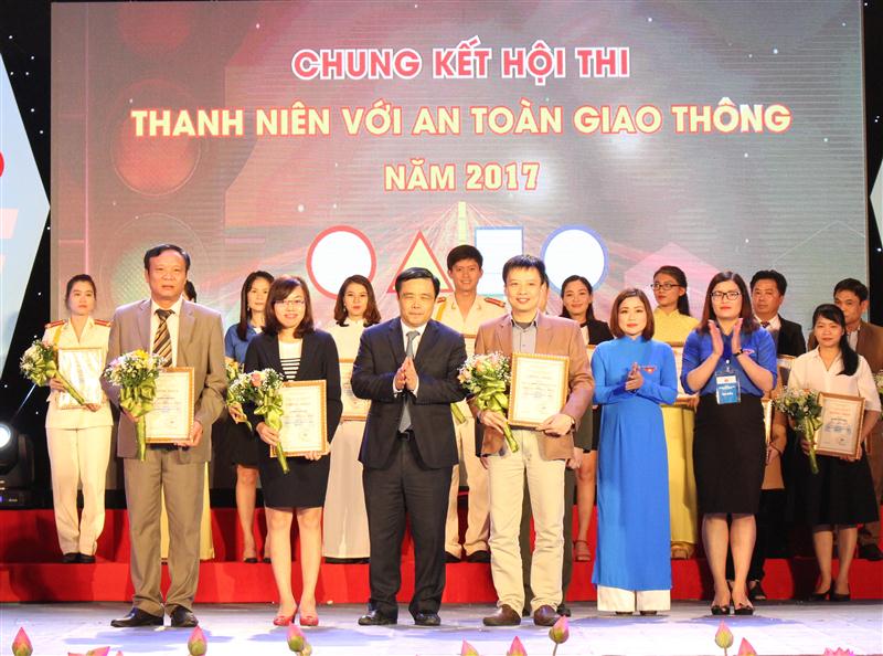 Trao giải tập thể và các giải cá nhân, giải phụ cho các đội thi, tiết mục dự thi xuất sắc
