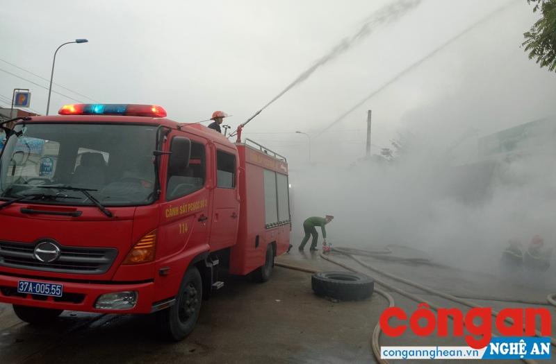 Lực lượng chức năng triển khai dập tắt đám cháy