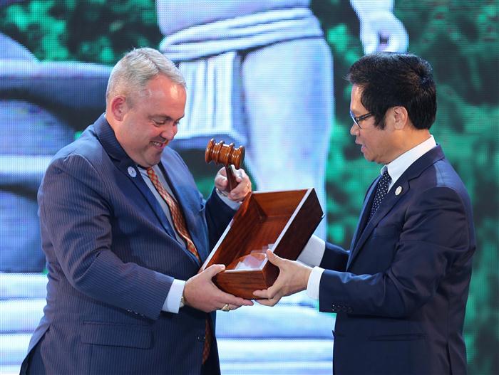 Chủ tịch Phòng Thương mại và Công nghiệp Việt Nam Vũ Tiến Lộc chuyển giao chức Chủ tịch Hội nghị Thượng đỉnh Doanh nghiệp APEC cho đại diện nền kinh tế Papua New Guinea, chủ nhà APEC 2018.