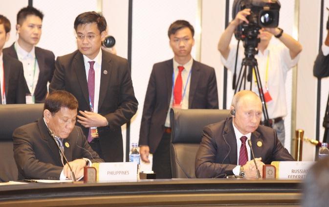 Tổng thống Philippines Rodrigo Duterte và Tổng thống Nga Vladimir Putin tham dự phiên họp.