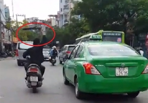 Thêm vụ dùng mã tấu chém kính chiếu hậu ô tô trên đường