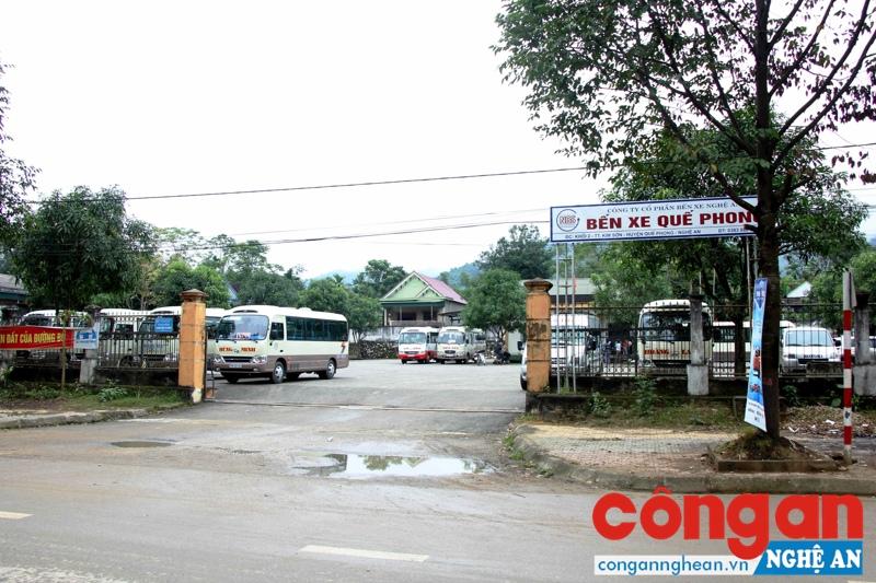 Xe chạy tuyến cố định đình công do 'xe dù' hoạt động