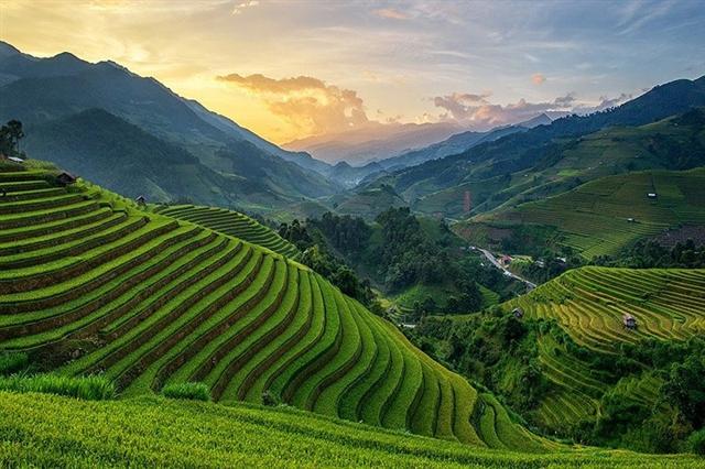 Mù Căng Chải là một trong những địa danh có vẻ đẹp ngoạn mục nhất ở Việt Nam. Nơi đây đẹp ở cảnh núi non và lớp lớp ruộng bậc thang.