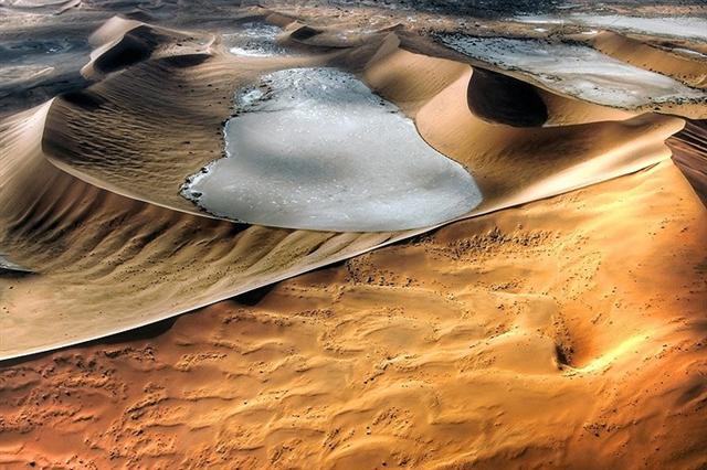 Sa mạc Namib ở Namibia. Những đụn cát đỏ vàng và cây khẳng khiu ở đây làm chúng ta liên tưởng tới bề mặt Sao Hỏa./.