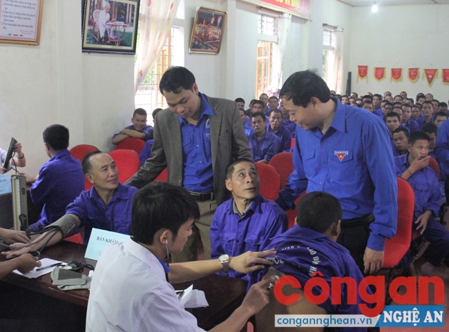 Trong khuôn khổ buổi giao lưu các học viên của trung tâm được thăm khám sức khỏe, cấp phát thuốc.