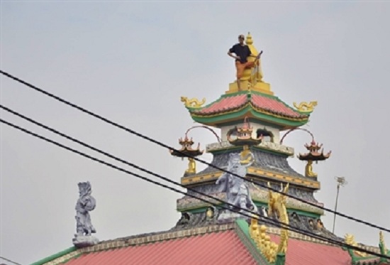 Khống chế thanh niên nghi ngáo đá trên tháp chùa