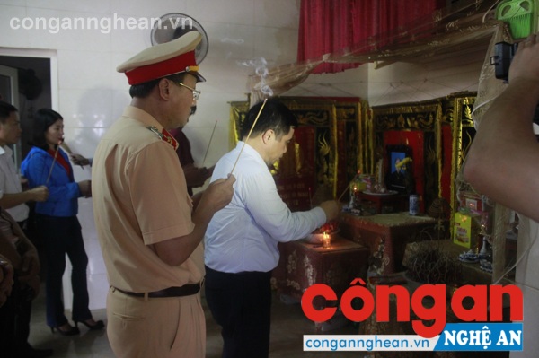 Thắp hương cho nạn nhân tử vong do TNGT