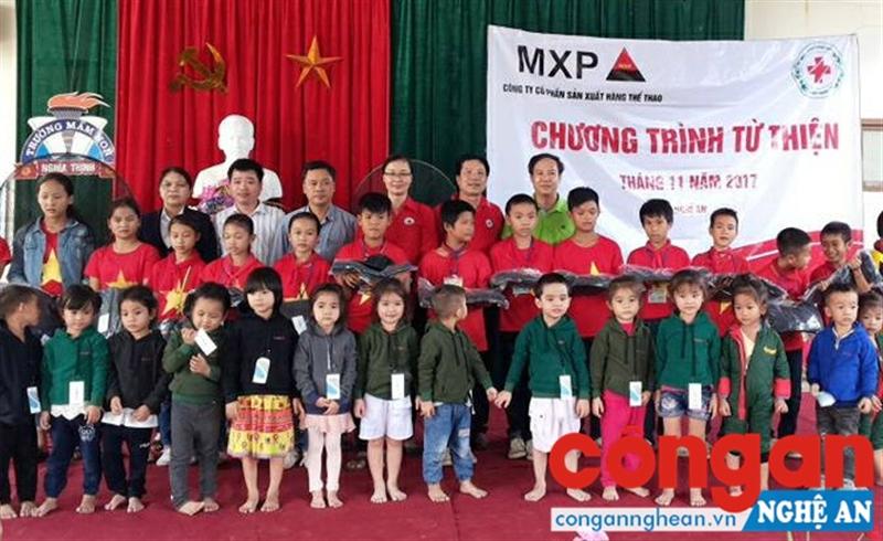 Trao quà trị giá gần 950 triệu đồng cho học sinh Nghệ An