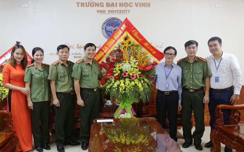 Lãnh đạo Công an tỉnh tặng hoa chúc mừng tại Trường Đại học Vinh
