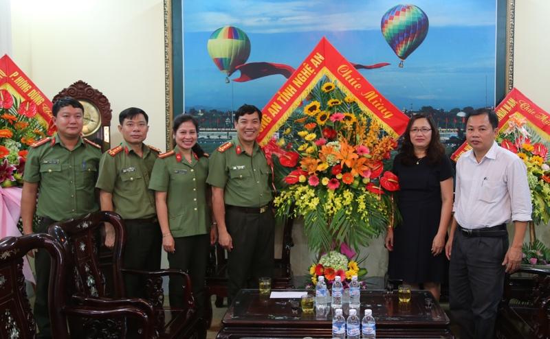 Lãnh đạo Công an tỉnh tặng hoa chúc mừng tại Trường Đại học Kỹ thuật Vinh
